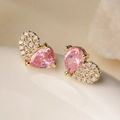 Luxuriöse 18K vergoldete Herz-Ohrstecker mit rosa Zirkonia und weißen Pavé-Akzenten - Rosa Birnenförmiger Hauptstein Herz Stil (45595)