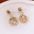 Detalle de pendientes vintage dorados con incrustaciones de nácar en plato cerámico - Bañado en Oro Con Concha de Abulón Colorida (Pin de Plata)
