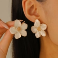 Elegante cremeweiße Blumenohrstecker mit Goldakzenten im französischen Vintage-Blumenstil - KC Gold 1614 (Cremeweiß)