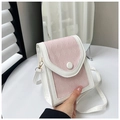 Dettaglio mini borsa a tracolla trapuntata rosa e bianca con fibbia dorata e cinturino - Rosa