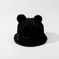 Detalle de gorro de peluche negro con orejas de oso y textura suave de piel sintética - M (56-58cm) / Negro