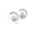 Detailansicht polierter silberner C-förmiger Ohrringe mit Maßen von 3,3 cm Höhe und 1,8 cm Breite - Silberne dicke C-Form Ohrstecker