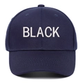 Trendige marineblaue Baumwoll-Baseballkappe mit weißem gesticktem BLACK-Schriftzug - Verstellbar / Marineblau