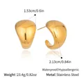 Vue détaillée des boucles d'oreilles dorées en forme de C en acier inoxydable étanche - Style Goutte d'Eau Dorée (YYE025419)
