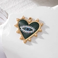 Makro-Detail des herzförmigen Evil Eye Anhängers mit Perlen und grünem Marmor-Finish - Perldunkelgrünes Herzauge