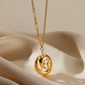 Dettaglio ravvicinato di collana a cuore testurizzata placcata oro 18K con perle bianche - Vortice Cerchio Perla