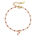Detailansicht eines Edelstahlarmbands in Gold mit roten Perlen und Zuckerstange - Rot