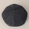 Béret classique en jean bleu foncé avec segments cousus et bouton central sur fond gris clair - Denim Bleu Foncé / M(56-58cm)