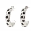 Boucles d'oreilles créoles C en acier avec motif vintage à pois noirs rétro - Argent + Pois Noirs (PDE795)