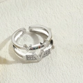Anillo abierto plateado en forma de V con gemas de colores y circonitas claras - Letra V Chapado en Oro Blanco (JZ0211)