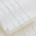 Gedetailleerde macro-opname van de zilveren hartvormige metalen schakelketting op wit - Zilver Klein (1m)
