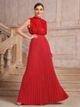 Detail van rood mouwloos paillettenlijfje en geplooide rok op stenen trappen - S / Rood
