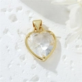 Macro de un colgante de corazón en oro de 14K con un circón transparente facetado - Blanco