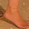 Tobillera dorada de acero inoxidable con margaritas usada en una playa soleada y cálida - Estilo de Mariposa Hueca (P205) / Tobillera Color Oro