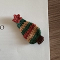 Close-up of hand-knitted Christmas tree hair clip with festive red and green yarn - Christmas Tree - Red Star