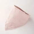 Détail du bavoir pour bébé en mousseline de coton rose clair avec bouton-pression de fixation - Rouge Amande