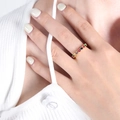 Elegante anello in titanio placcato oro con pietre di zirconia cubica multicolore - US 7 / Oro