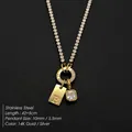 Goudkleurige roestvrijstalen ketting met B-initiaal hanger en een vierkant kristal - Letter B (XNL0116) / Goud