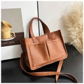Borsa tote marrone con doppie tasche frontali e tracolla regolabile in stile retrò - Cuoio