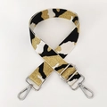 Détail de la bandoulière de sac camouflage réglable de 3,8 cm avec mousquetons argentés - Fil d'Or Blanc + Boucle Argentée