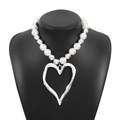 Collana di perle esagerata con grande ciondolo a cuore cavo e dettagli metallici - Cuore / Argento