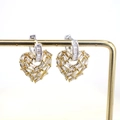 Nahaufnahme von herzförmigen Ohrringen in Gold und Silber mit Zirkonia-Mikropflaster - Gemischter Herz Stil (E10812-4)