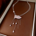 Dettaglio della collana con ciondolo a ventaglio, smalto rosa, perle e nappe pendenti - Frange a Forma di Ventaglio / Argento-Rosa