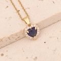 Macro di collana a cuore dorata con pietra blu scuro su base di pietra beige - Collana Blu Reale