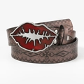 Detail eines Vintage-Ledergürtels in Braun mit geprägter roter Lippen-Metallschnalle - Rote Lippen Stil