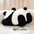 Plüsch Panda Kissen aus schwarz-weißem Teddy-Stoff auf einem gemütlichen Sofa - Liegendes Kissen / 58cm(0.6kg)