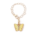 Goldenes Armband mit hellgelbem Schmetterlingsanhänger und kleinen Kristalldetails - Gelb