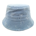Detalle de gorro de pescador en denim azul claro con patrones de lazos blancos y costuras - M (56-58cm) / Azul claro