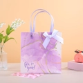 Violette Marmor-Geschenktüte mit edlem Bandgriff und weißer Satinschleifen-Deko - 21.5*10*22cm / Schillerndes Violett (mit Schleife)