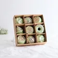9-delige kerstornamentenset in mintgroen en goud met glittertexturen in een kraftdoos - Set van 9 Onregelmatige Vormen van 8cm (526-10)