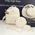 Elegante set zaino 3 pezzi in bianco crema con fiocco e simpatico portachiavi a orsetto - Set bianco crema da 3 pezzi con orso