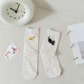 Cremefarbene Socken mit bunten Tupfen und niedlicher Katzen- und Fischbestickung - Weiß