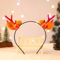 Cerchietto natalizio con corna di renna e pacchetti regalo su una mini panchina. - Stile sacchetto regalo