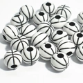Vue macro de 50 perles en acrylique en forme de basket-ball noir et blanc avec trous percés - Style Basket-ball (12mm-Blanc avec lignes noires) / 50 Pcs/Paquet