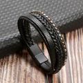 Detalle macro de una pulsera de cuero negro multicapa con tachuelas y cierre magnético - Negro Mate + Negro
