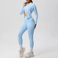 Hellblaues dreiteiliges Yoga-Set mit Jacke, Sport-BH und hoch taillierter Fitneshose - Himmelblau