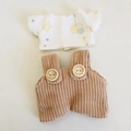 Weißes Sternen-T-Shirt und braune Cord-Latzhose für eine 17 cm große Plüschpuppe - Geeignet für 17cm Anhänger / Elefanten-T-Shirt + Braune Knopflatzhose