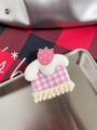Detalle macro de una pinza para el pelo de cupcake con fresa hecha a mano y encaje de pompones - Pinza para el cabello / Cuadros Rosas Pastel de Crema