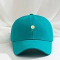 Détail d'une broderie de petite marguerite sur une casquette de baseball bleue en coton - Bleu lac