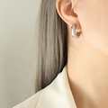 Pendientes de aro en forma de C de estilo francés plateados usados por una modelo - Color Acero