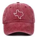 Dettaglio del ricamo della mappa del Texas su un berretto da baseball in cotone bordeaux - Borgogna