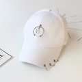 Weiße Baseballkappe mit silbernem Sternanhänger und dreifachen Ringen am Schirm im Streetstyle - M Erwachsene (55-59CM) / Halbring Stern / Weiß