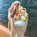 Adorable porte-clés Capybara sur canard blanc en PVC souple avec dragonne tressée - Capybara en Résine-Monte à l'Oie