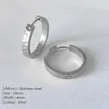 Orecchini a cerchio in acciaio inox martellato argento con chiusura a cerniera - 24mm / Argento