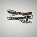 Elegante pinza para el pelo con lazo y diamantes de imitación sobre base negra lisa - Color gunmetal