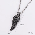 Detailansicht des Vintage Silber Flügelanhängers mit 57,3 mm Höhe und 25 g Gewicht - Feder-Stil (1) / Mit 0,3*60cm Kette